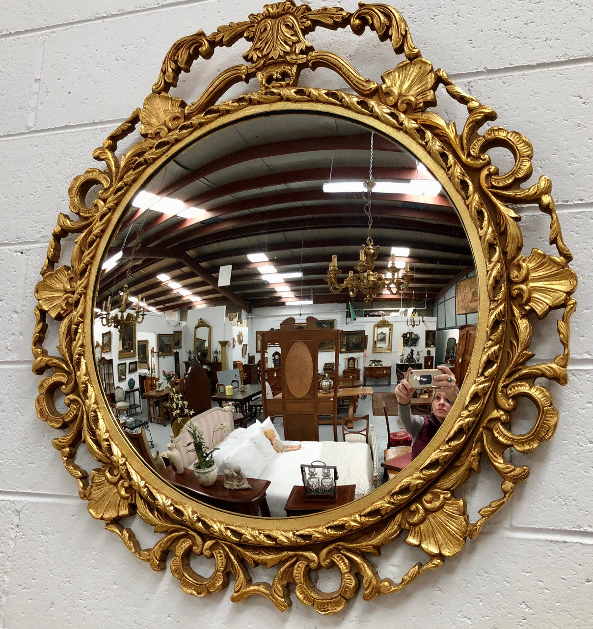 Lovely French round, gilt floral convex mirror. Mirror has lovely detail and in good condition.
Mirror diameter is 49 cm.