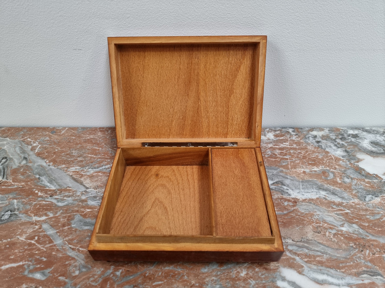 Vintage decorative inlaid mahogany Music Box. In good condition please view photos as they help form part of the description.