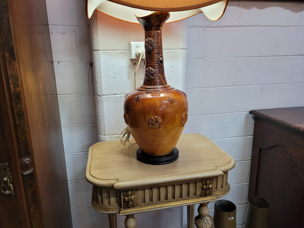 Stunning oriental ceramic lamp base (Bronze Horse Chapel St. C1970’s) and conforming shade. Browns and Burnt orange colours.