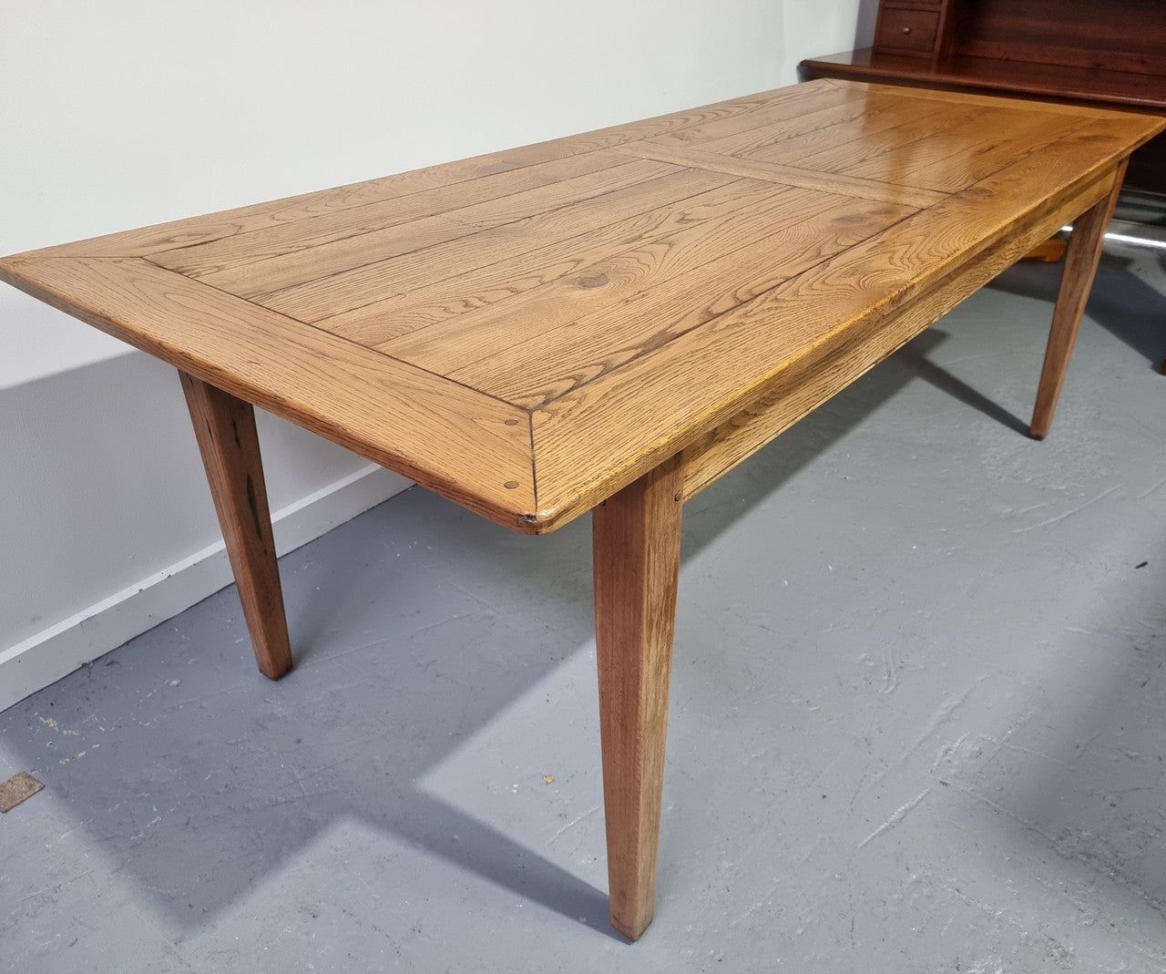 Fabulous Bespoke custom made Antique style American Oak Farmhouse Table. Made from reclaimed American Oak and is good original detailed condition.
