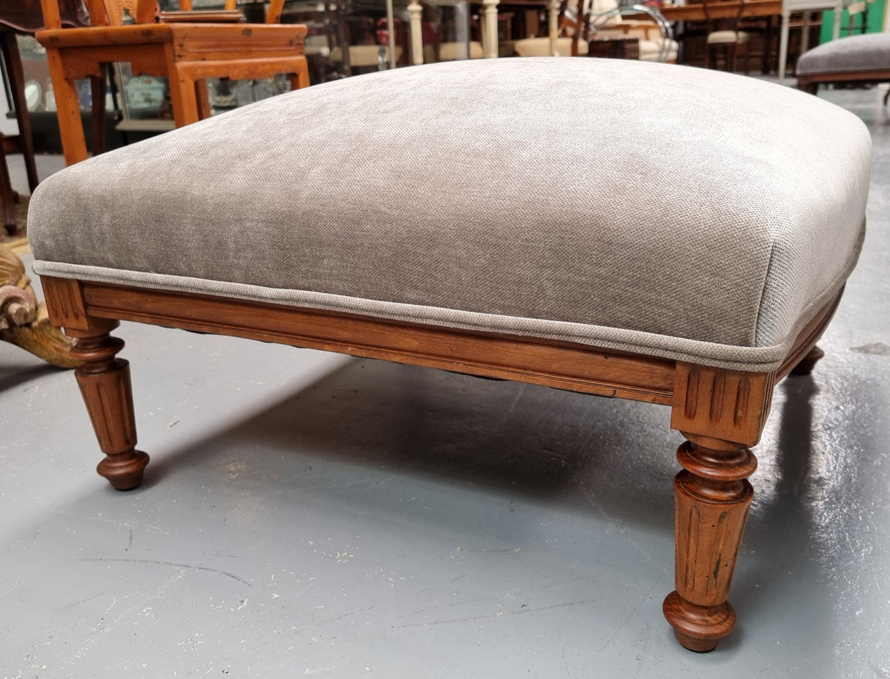 Lovely French Louis 16th style large walnut footstool with light grey upholstery. Circa:1900. In good detailed condition.