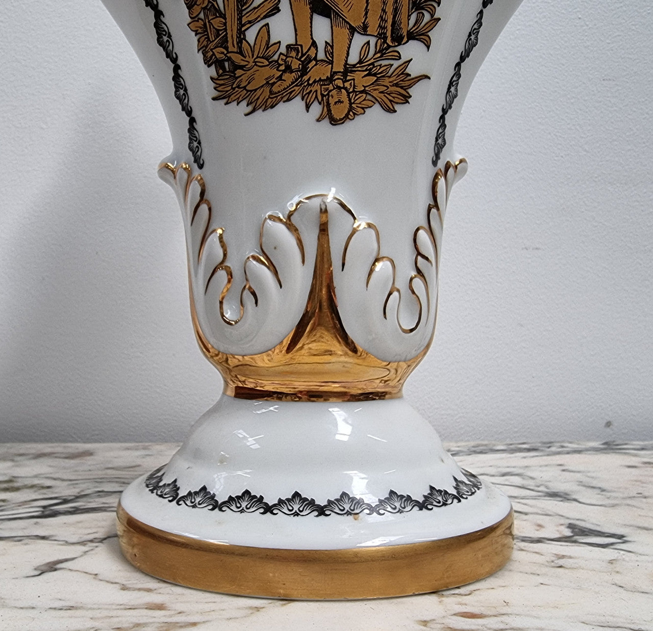 French 19th century Limoges style vase with lid. In good original condition with no chips or cracks. Please view photos as they help form part of the description.