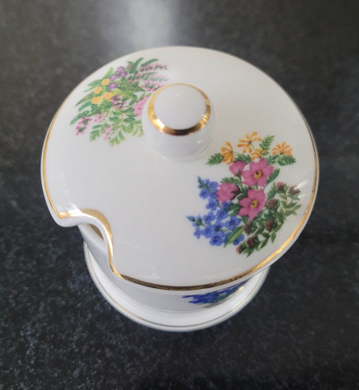 Fortnum & Mason Piccadilly London England floral decorated covered honey/jam pot. It is in good original condition with no chips or cracks, please view photos as they help form part of the description.