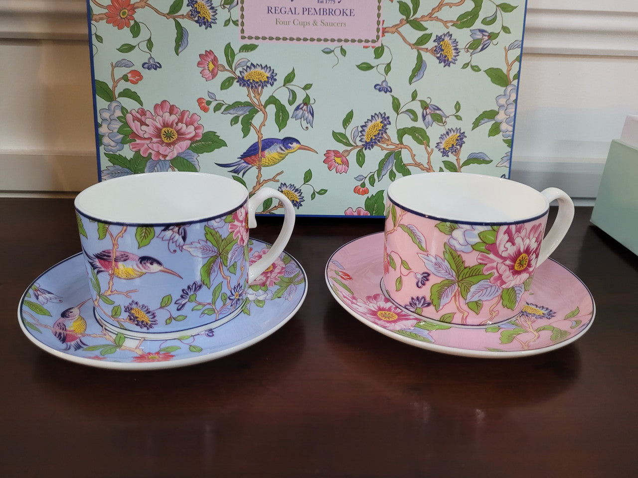 Contemporary “Aynsley Regal Pembroke” boxed set of four English Bone China cup and saucer. Beautiful patterns and vibrant colours.