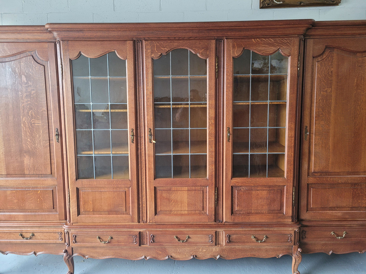 Vintage French Oak Bibliotheque / Library Bookcase/Office Bookcase
Sensational Vintage french oak Bookcase with amazing storage options ,with numerous adjustable shelves and 5 useful drawers to base. In very good original condition.