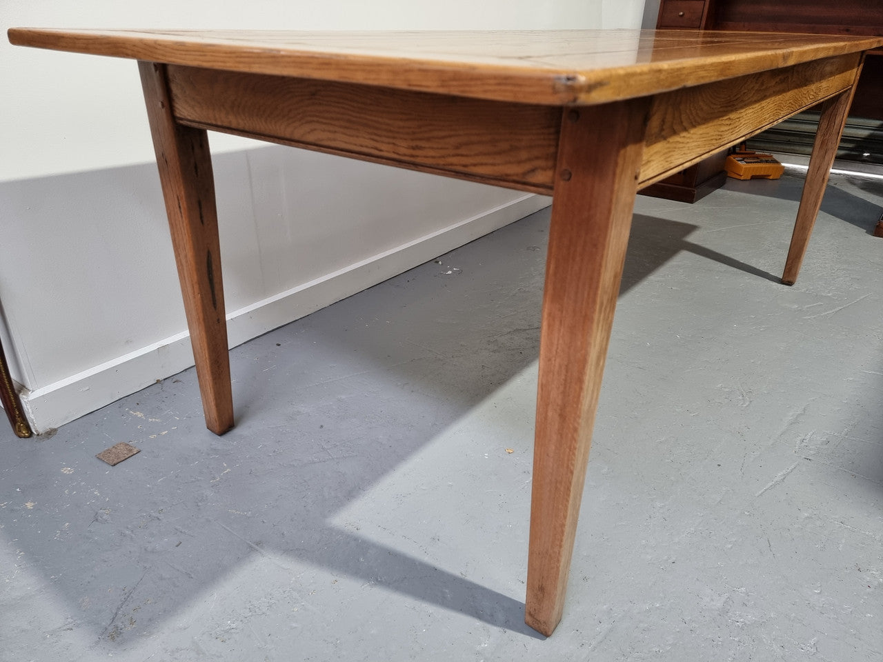 Fabulous Bespoke custom made Antique style American Oak Farmhouse Table. Made from reclaimed American Oak and is good original detailed condition.