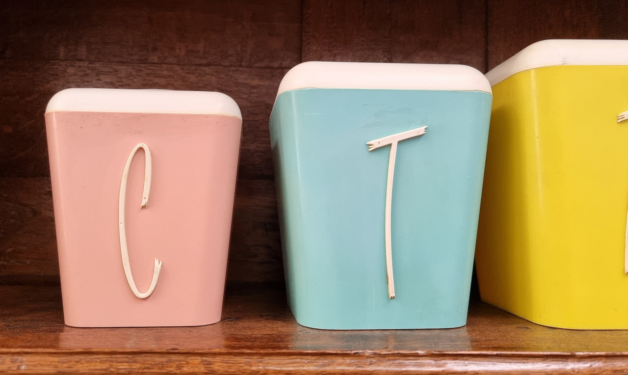 Retro Set of 5 plastic canisters for your kitchen in great colors. All in good original condition.