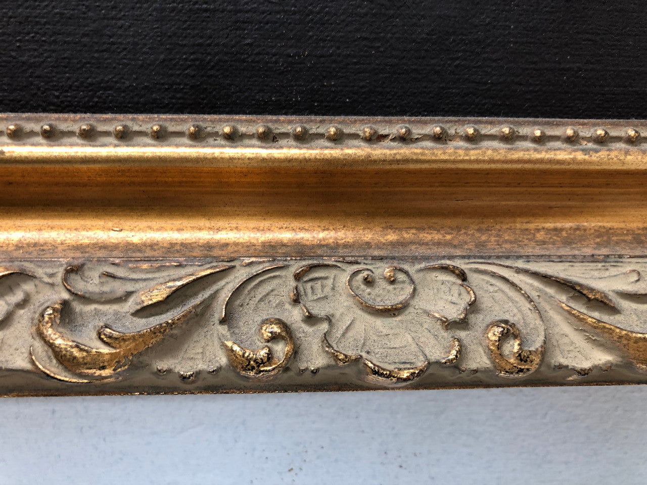 Beautiful signed framed oil on board in a gilt frame in good condition.