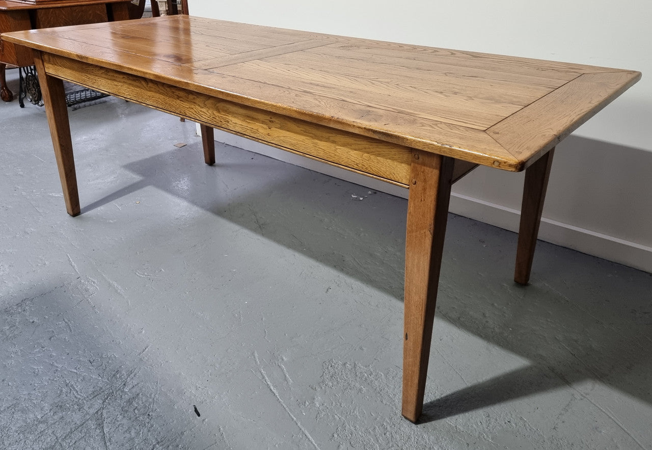 Fabulous Bespoke custom made Antique style American Oak Farmhouse Table. Made from reclaimed American Oak and is good original detailed condition.