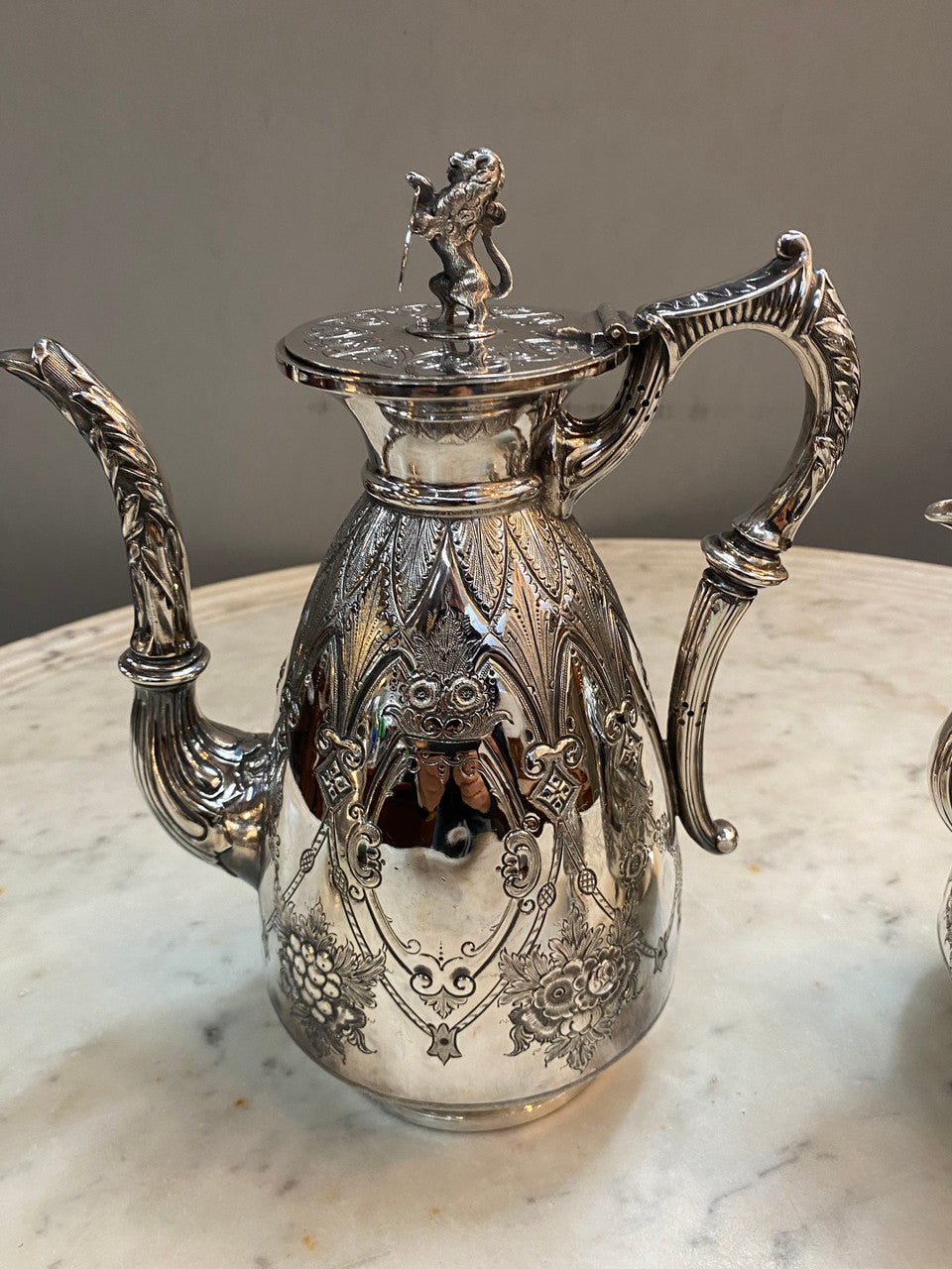 Amazing Quality Sheffield Plate Tea & Coffee Service By Walker & Hall
Gorgeous heavy quality Sheffield plate, tea & coffee service with lion finials.
The set is of the highest quality & has beautiful fine chasing & repoosse work. In very good original condition