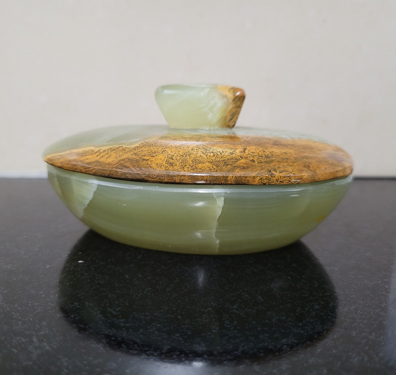 Stunning Vintage onyx marble trinket box and lid. It is in good original condition, please view photos as they help form part of the description.