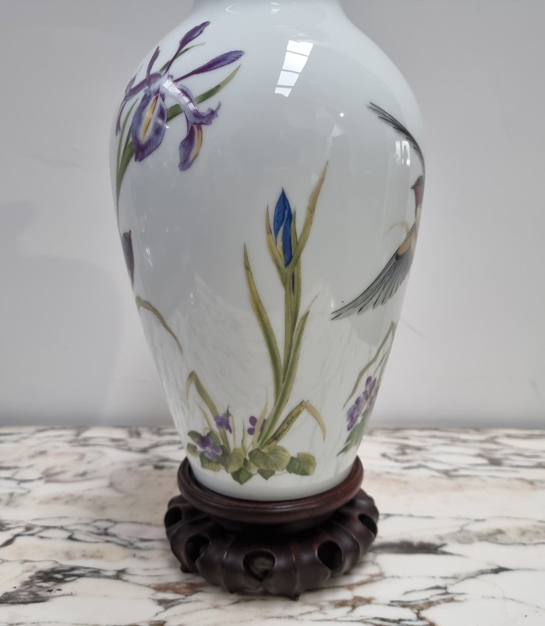 Vintage Meadowland Bird, Franklin Mint Base. 1980 Limited Edition trimmed with 24 ct. gold. Comes with Certificate and oriental stand. In good original condition, please view photos as they help form part of the description.