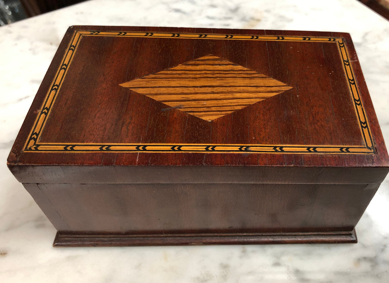 Australian Cedar Silky Oak wooden box. Is in good original condition. Cicra 1900's.