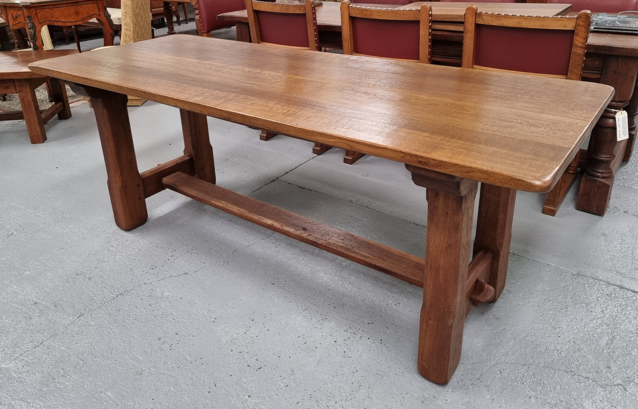 French Oak Farmhouse table with a beautiful pedestal base and can easily be extended by adding extension leaves at both ends. In good original restored condition.