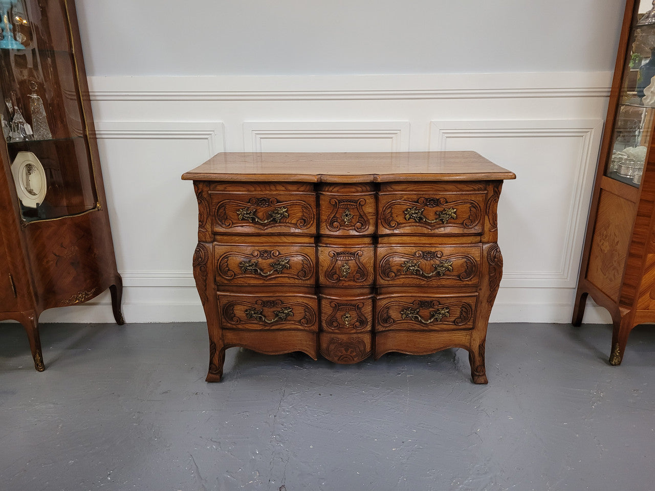 French Antique Louis XIV style Oak wooden top commode. It has a stunning serpentine bombe shape front along with amazing handles and carvings. It comes with three beautiful keys as pictured and comes with working locks. It has been sourced from France and in good original detailed condition.
