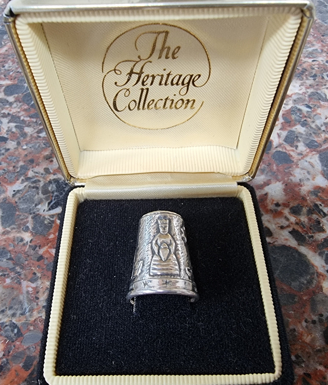 Sterling silver boxed thimble from the Heritage Collection “Three Kings”. Birmingham 1991.