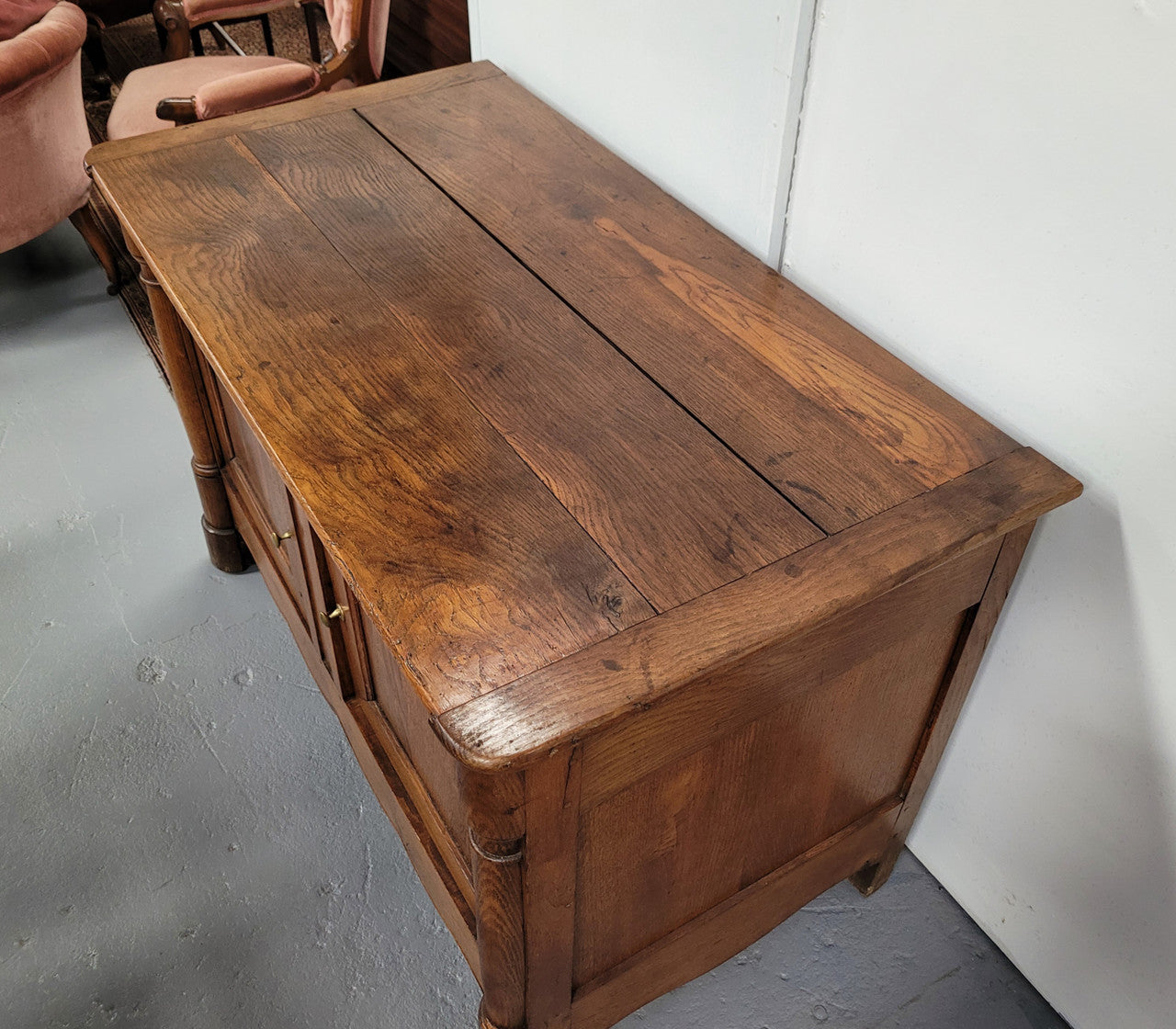 French 19th Century Oak dough bin buffet. The heavy solid top lifts upto reveal a half barrel compartment where traditionally flour and yeast were poured, mixed and proofed to grow into a nice dough.
Although originally intended for dough this would make an ideally TV cabinet with the two doors opening with plenty of storage.