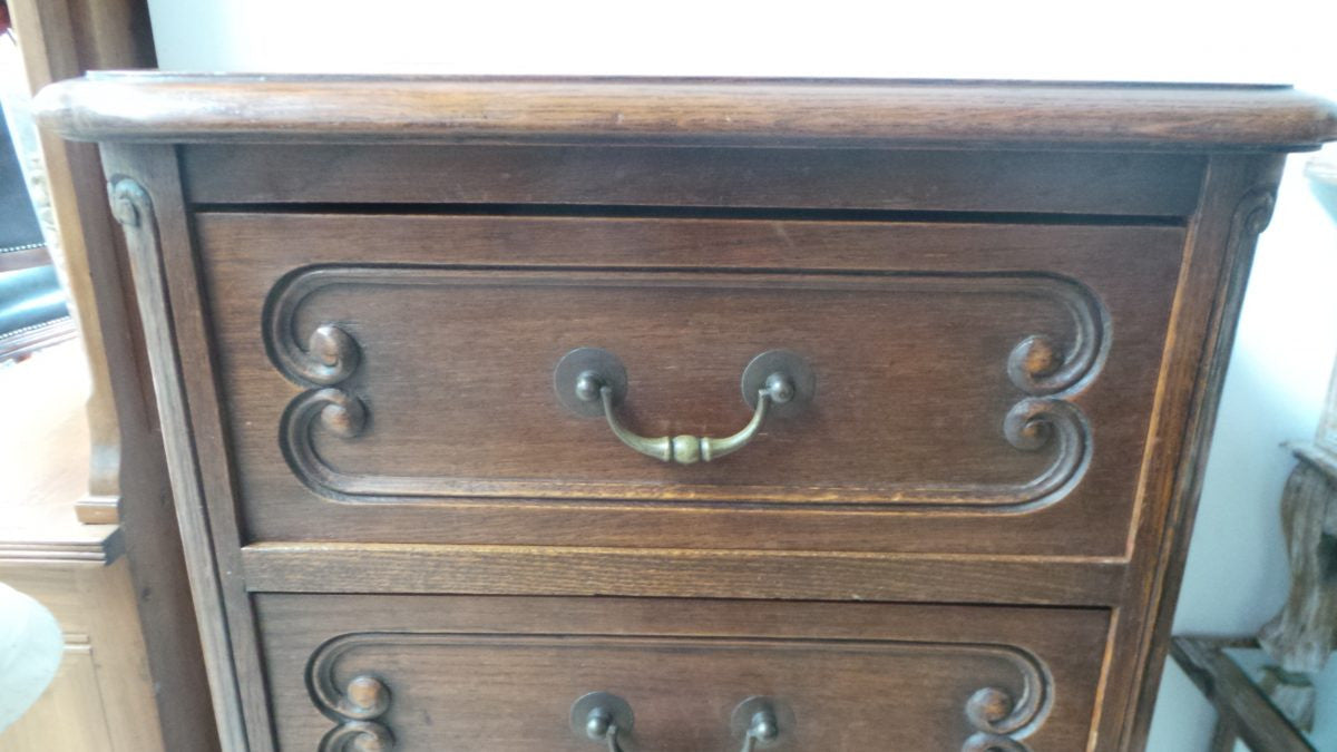 A beautiful French petite Oak carved chest of drawers. It comes with four drawers and plenty of room. It is in very good original condition. Ideal for smaller spaces or apartments.