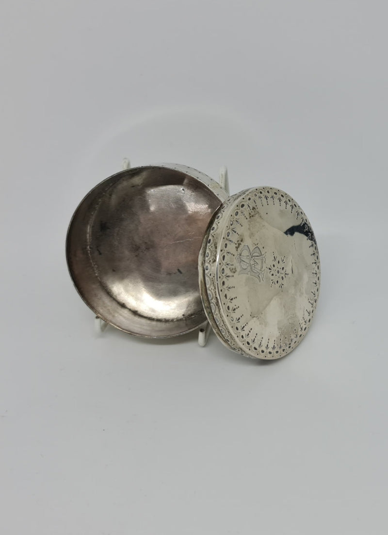 Gorgeous antique French silver trinket box / snuff box in great original condition.