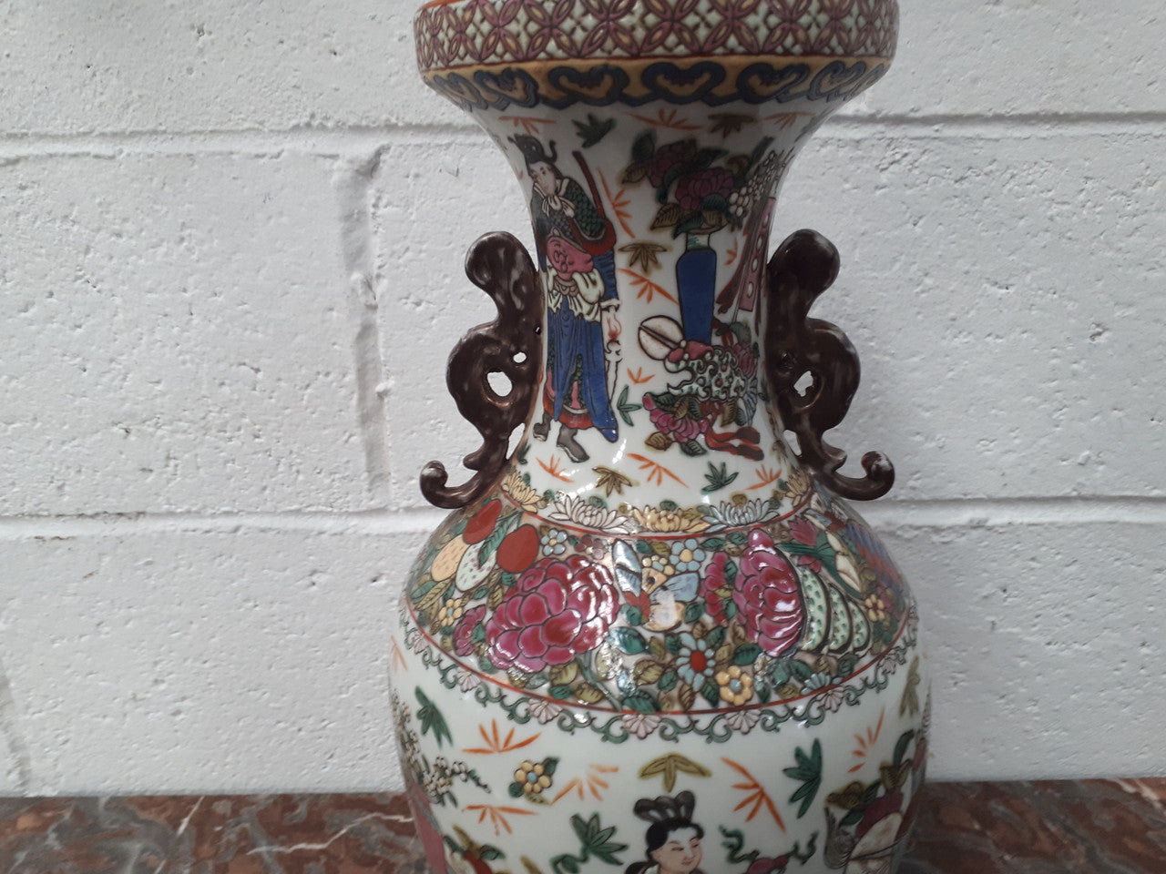 Antique 19th Century Chinese export hand-painted Qing Dynasty vase. Chien-Lung base. Rego mark to (1736-1795)