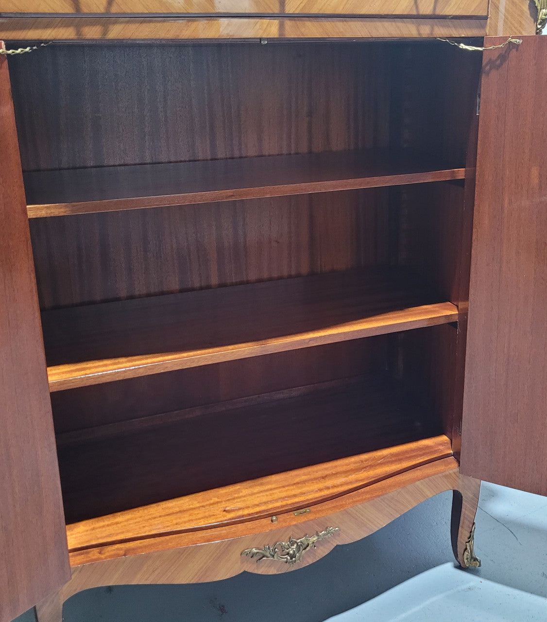 French Louis XV style marquetry inlaid marble top side cabinet. It has one drawer at the top and two doors open up to two adjustable shelves. It has beautiful coloured marble and decorative mounts. In good original detailed condition.
