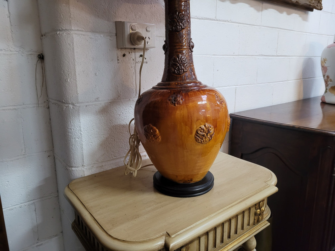 Stunning oriental ceramic lamp base (Bronze Horse Chapel St. C1970’s) and conforming shade. Browns and Burnt orange colours.
