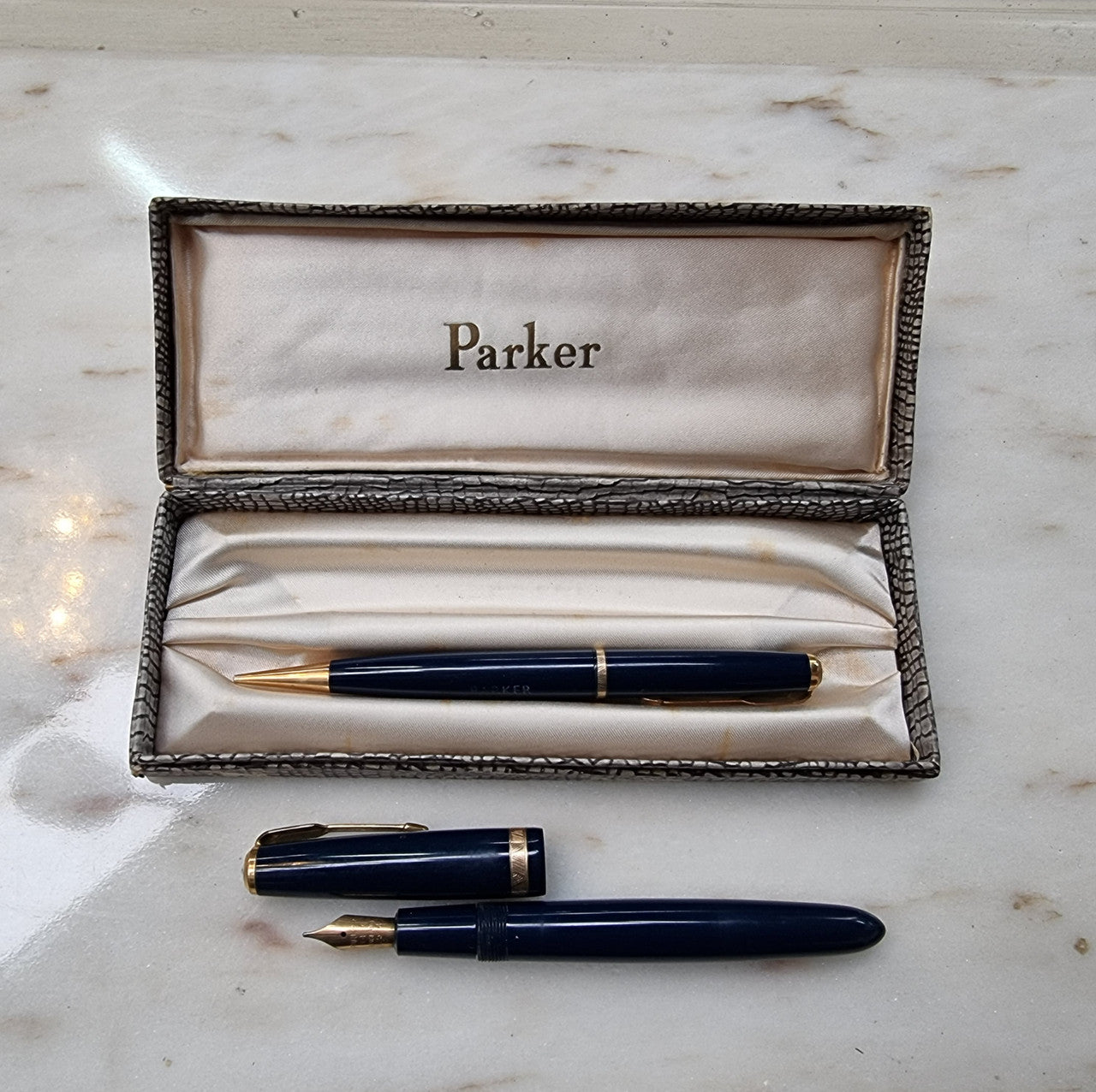 Lovely rare parker Duo Fold pen set . Fountain pen has a 14k Gold Nib. In original box.