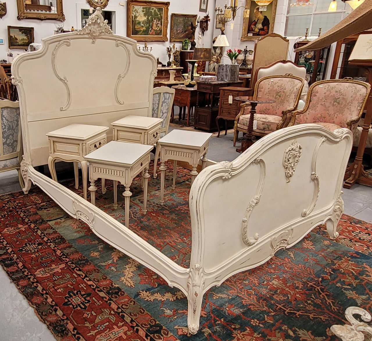 French Louis 15th Style French queen size bed and rails with custom made slats in distressed chalk painted finish. It has been sourced from France and is in good original detailed condition.