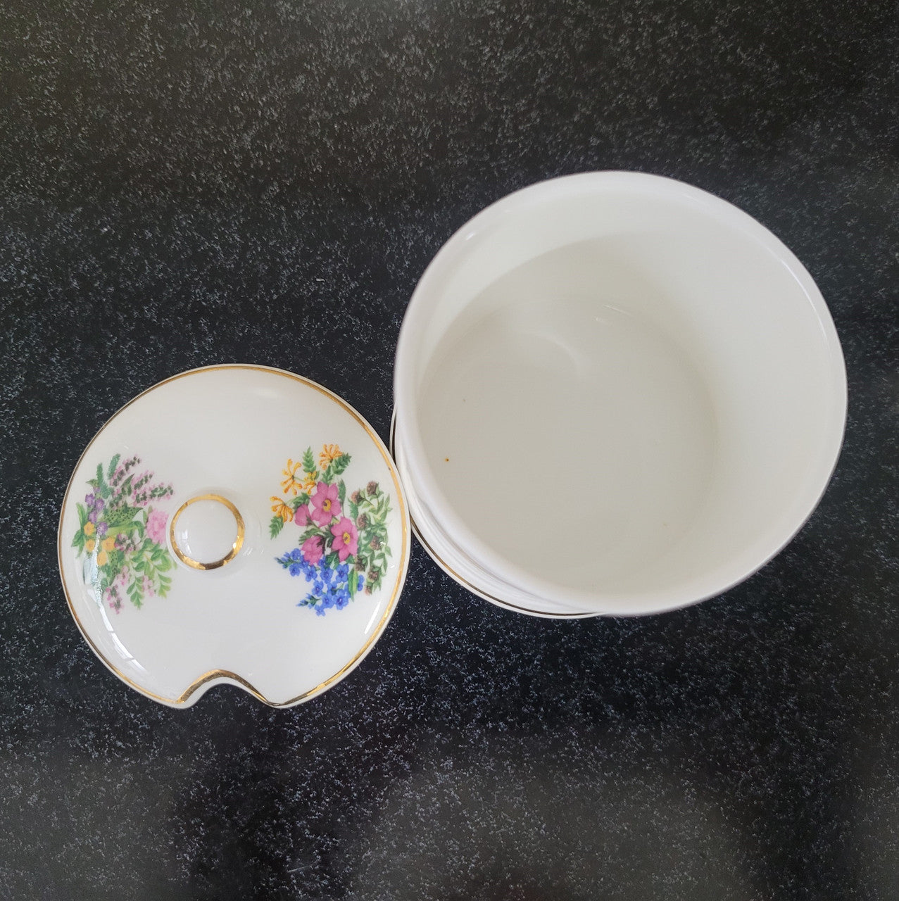 Fortnum & Mason Piccadilly London England floral decorated covered honey/jam pot. It is in good original condition with no chips or cracks, please view photos as they help form part of the description.