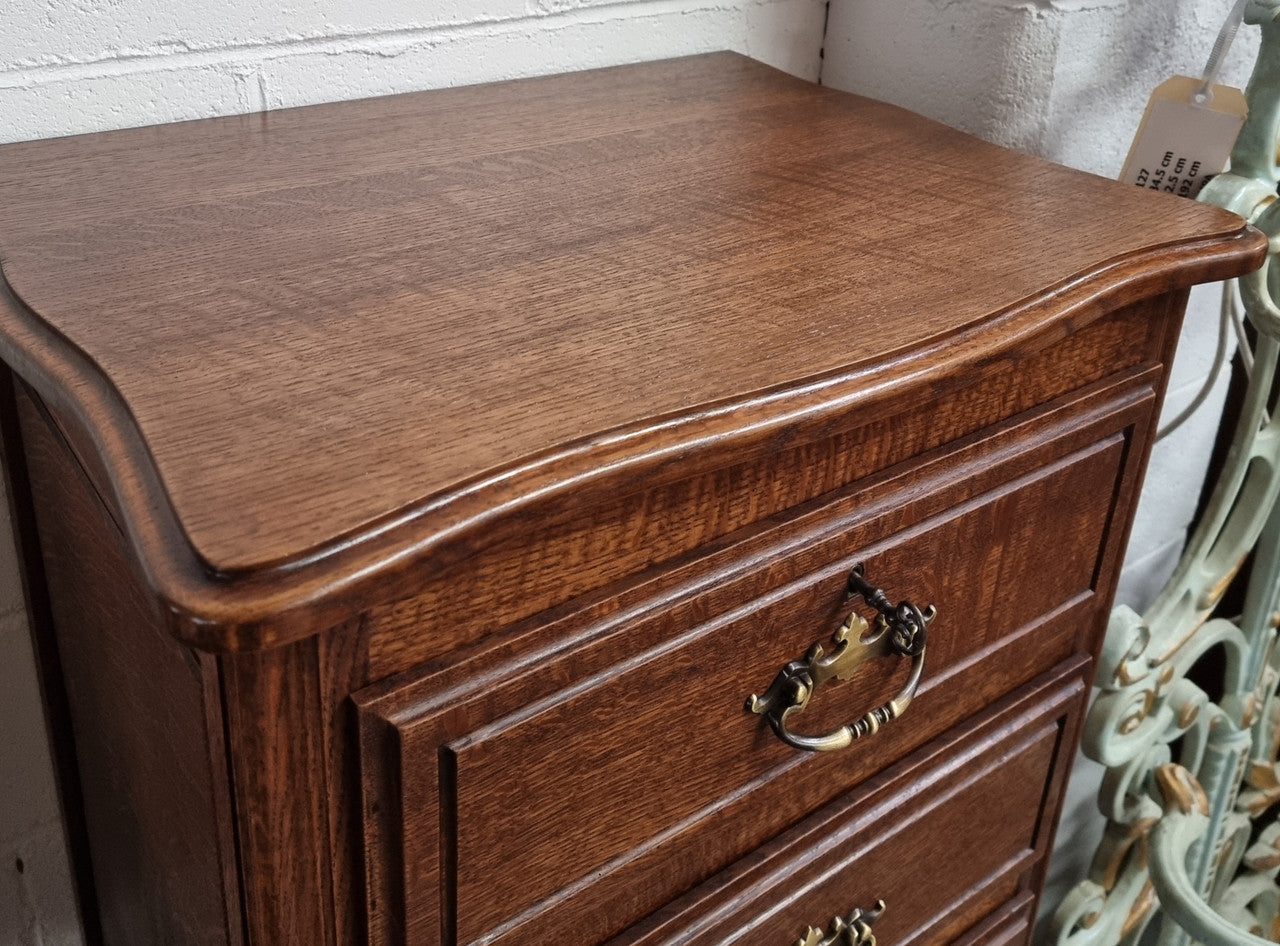 Elegant French Oak Louis XV style four drawer chest of drawers. It has lovely carvings and it is in good original detailed condition. It has been sourced from France.