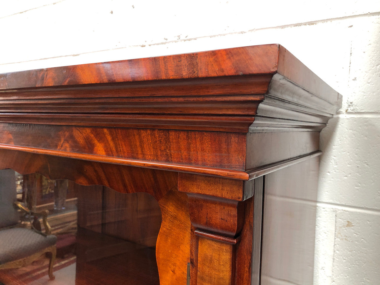 Beautiful Victorian flame Mahogany bookcase/display cabinet. It has four adjustable shelves and is in good original detailed condition.