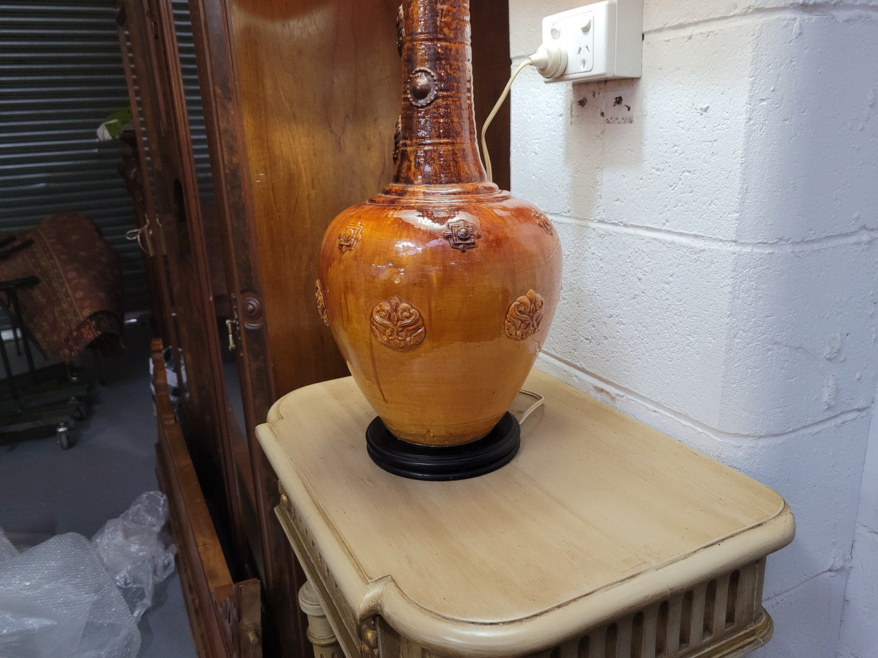 Stunning oriental ceramic lamp base (Bronze Horse Chapel St. C1970’s) and conforming shade. Browns and Burnt orange colours.