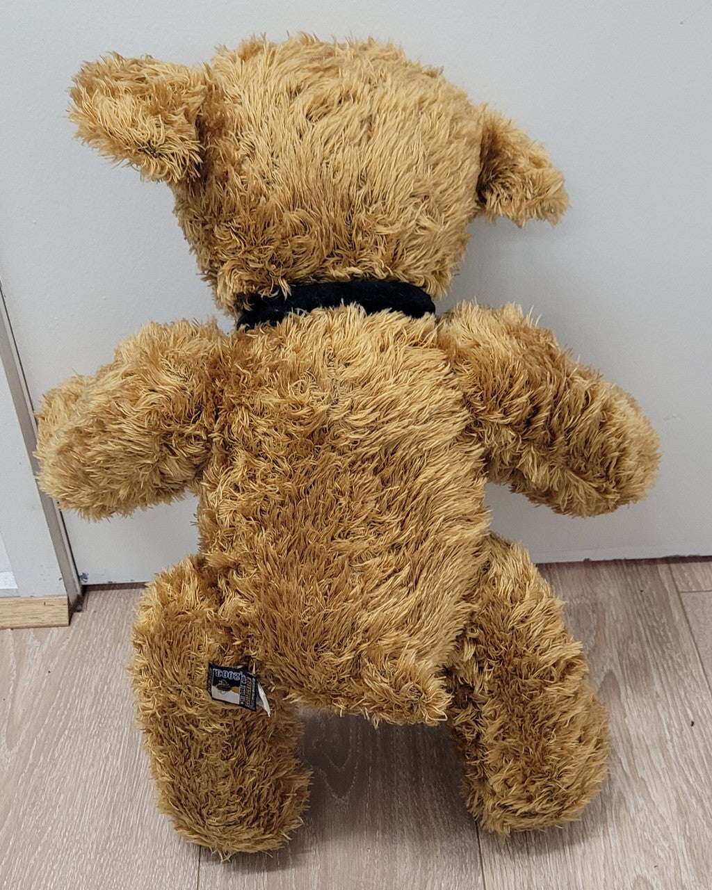 World Cup Rugby Bear. William by RUSS a special release for 2003. Limited to 5000 pieces worldwide. 50.8 cm fully jointed golden-brown bear with suedeen paw pads and blue scarf with Rugby World Cup Logo embroidery.
*Please note chair in photo is not included.