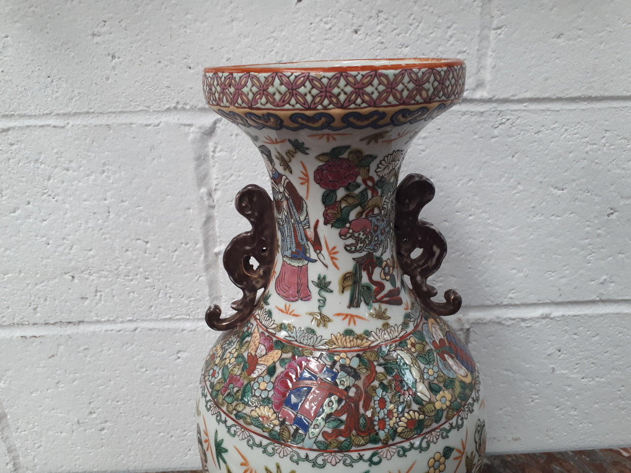 Antique 19th Century Chinese export hand-painted Qing Dynasty vase. Chien-Lung base. Rego mark to (1736-1795)