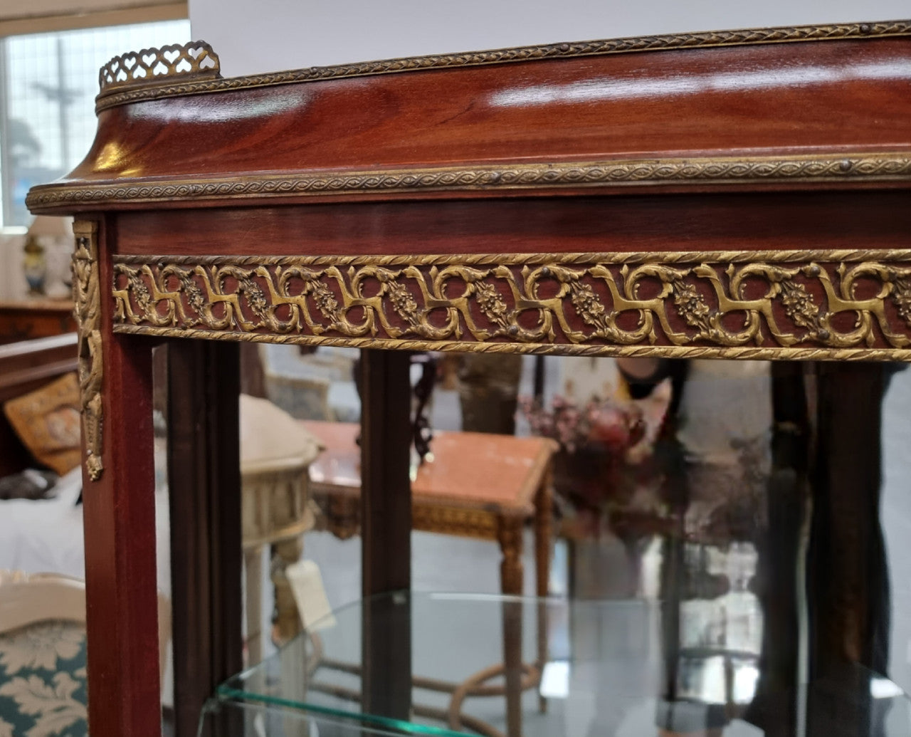Beautiful French Louis XV style vitrine/ display cabinet with curved glass, gilt mounts, mirrored back and two glass shelves for your displays . It is in good original detailed condition.