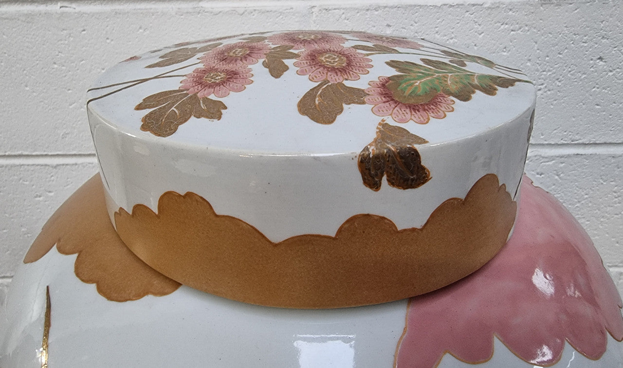 Beautiful modern large Chinese style floral lidded pot decorated with lovely Chrysanthemum flowers and in good condition. Maker on bottom please see photos.
