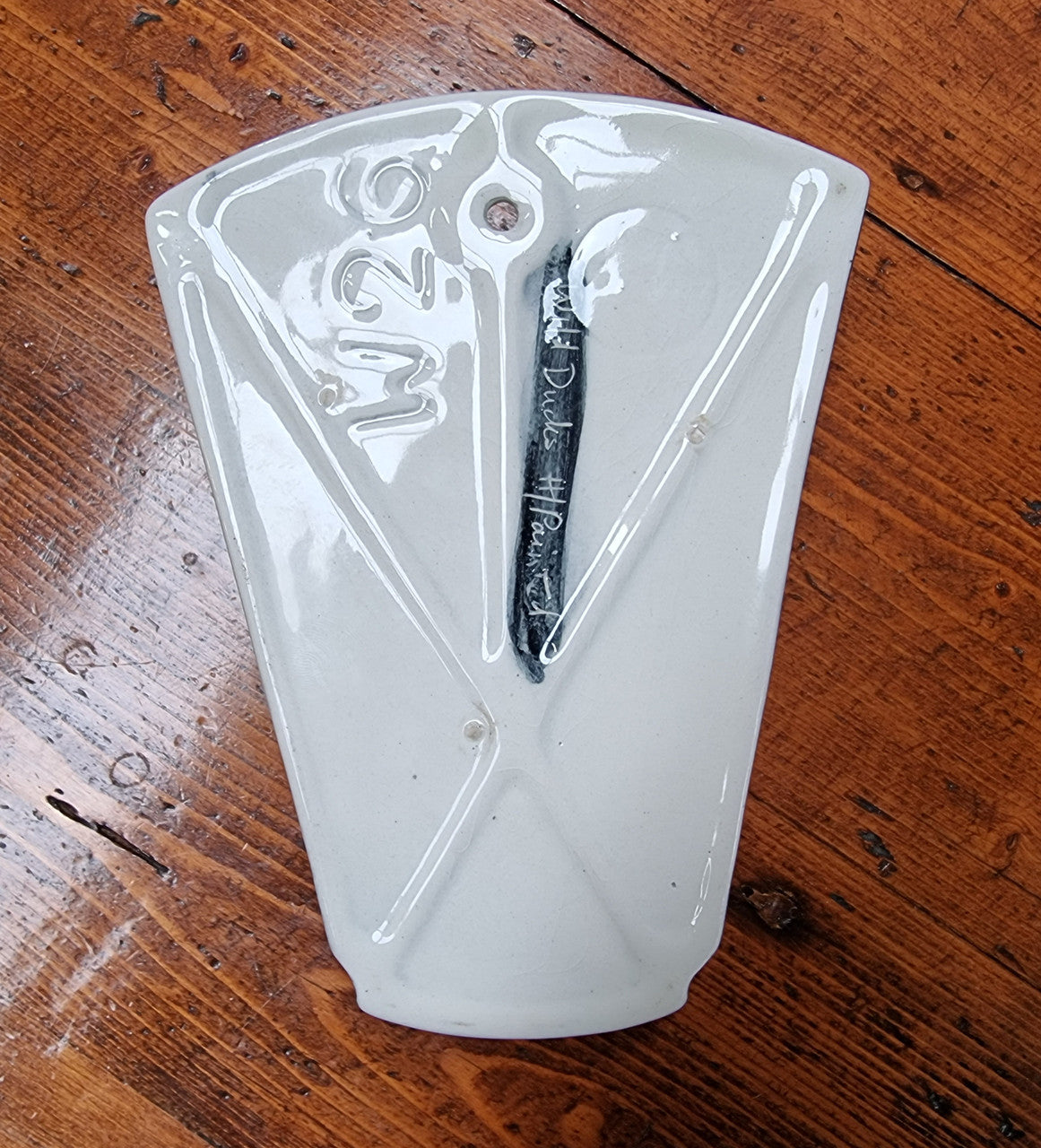 Charming vintage wall pocket vase. Black with hand painted cream ducks. Length 19.5cm Width 14.5cm Marked W26 on the rear.