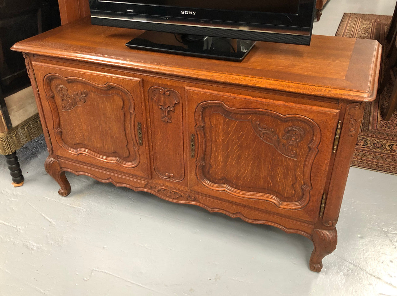Beautifully carved French oak TV/Entertainment cabinet with great storage space. It has to lockable doors and is in very good original condition.