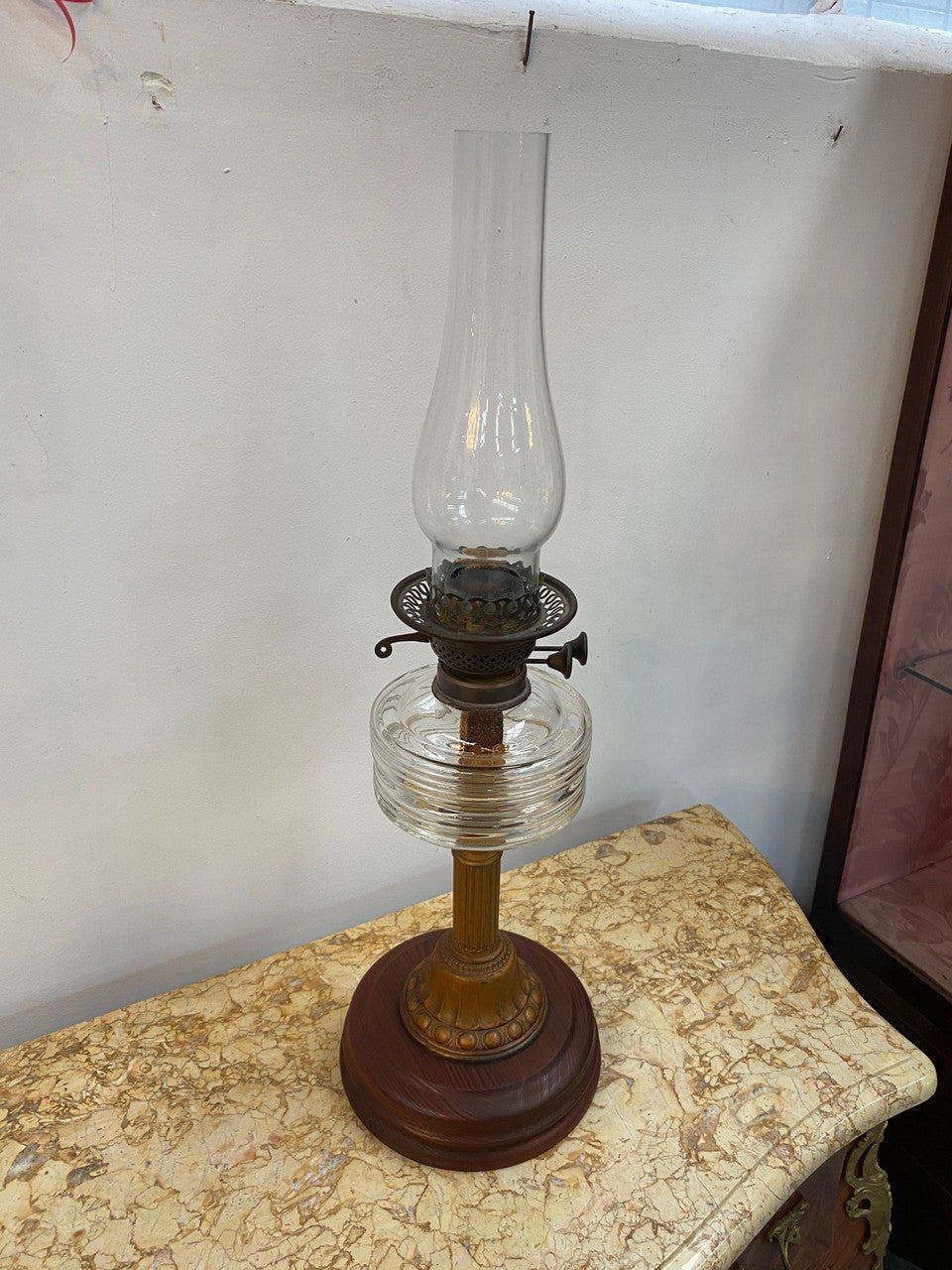 Edwardian ribbed glass kero lamp on a turned wooden base. Circa 1900's.