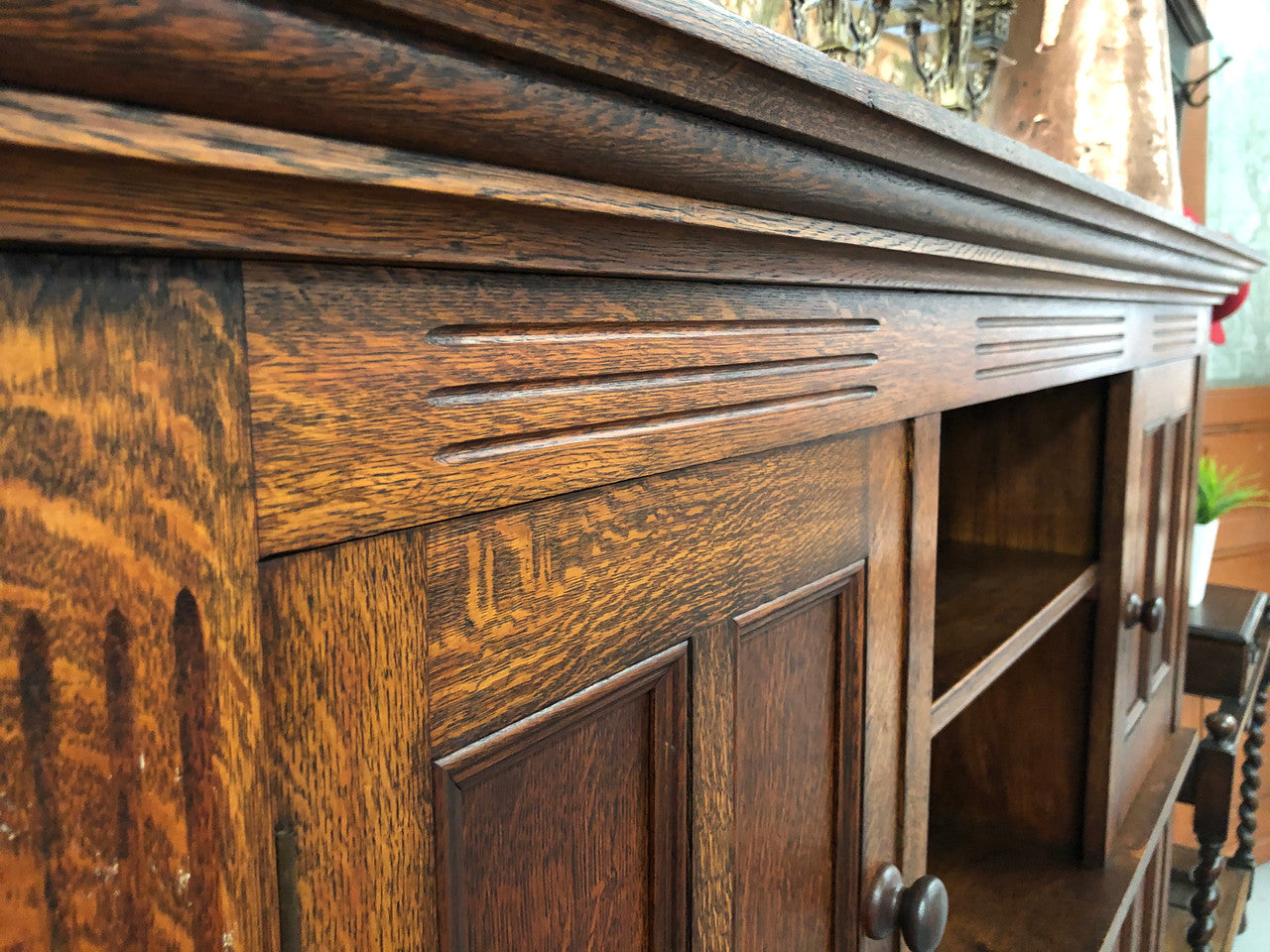 Beautiful oak 19th century dining room / kitchen cabinet with plenty of storage and of narrow proportions in very good condition.