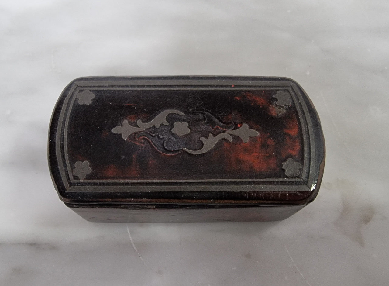 Beautiful Antique early 19th Century paper mache and faux Tortoiseshell snuff box with silver inlaid. It is in good original condition.