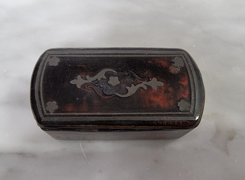 Beautiful Antique early 19th Century paper mache and faux Tortoiseshell snuff box with silver inlaid. It is in good original condition.