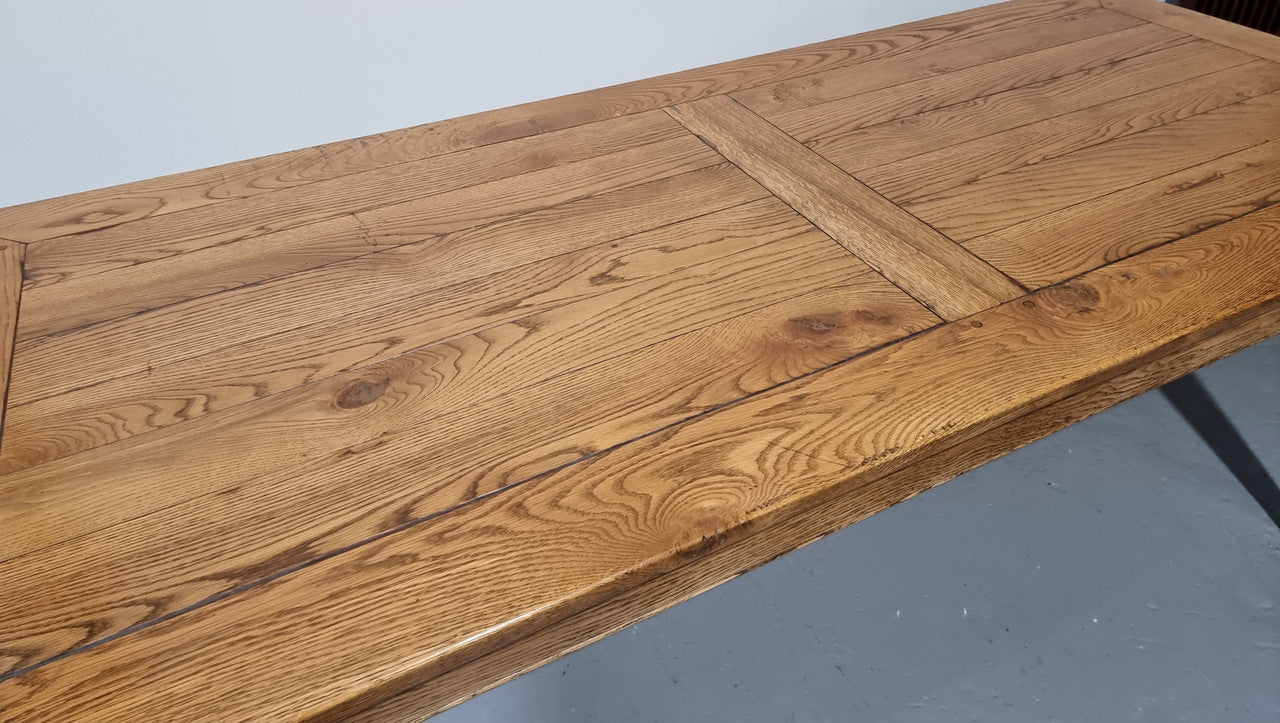 Fabulous Bespoke custom made Antique style American Oak Farmhouse Table. Made from reclaimed American Oak and is good original detailed condition.