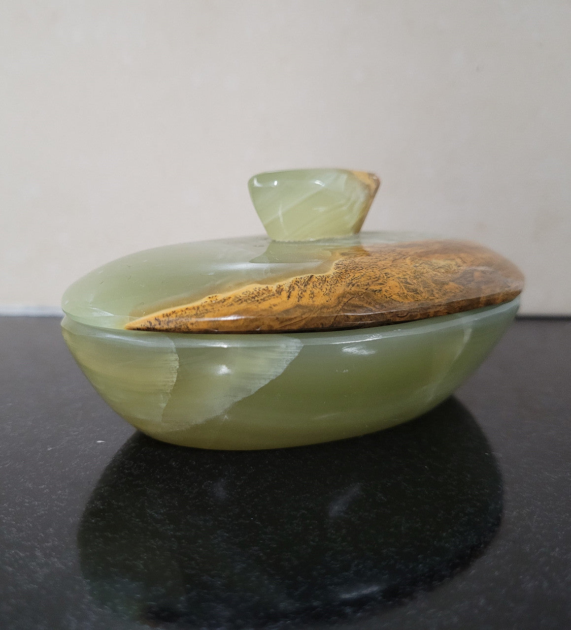Stunning Vintage onyx marble trinket box and lid. It is in good original condition, please view photos as they help form part of the description.