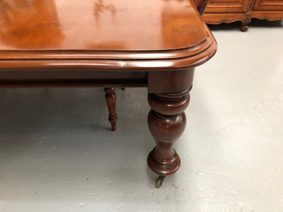 Lovely Victorian Walnut Extension dining table on castors and 8 lovely upholstered dining chairs in good condition.
