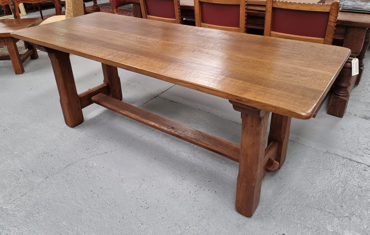 French Oak Farmhouse table with a beautiful pedestal base and can easily be extended by adding extension leaves at both ends. In good original restored condition.