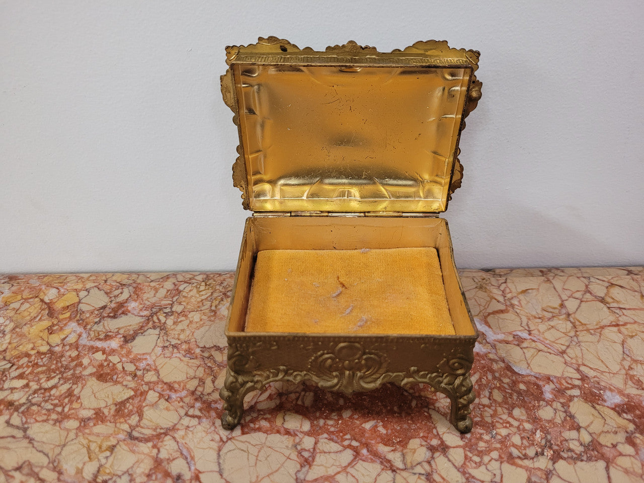 Lovely vintage gilded metal jewellery casket with cushion on the inside (can be removed). In good original and detailed condition.