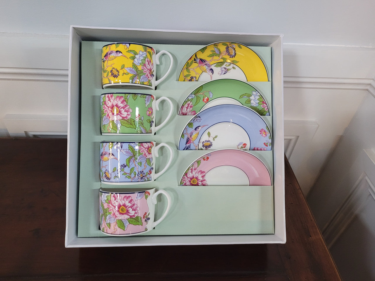 Contemporary “Aynsley Regal Pembroke” boxed set of four English Bone China cup and saucer. Beautiful patterns and vibrant colours.