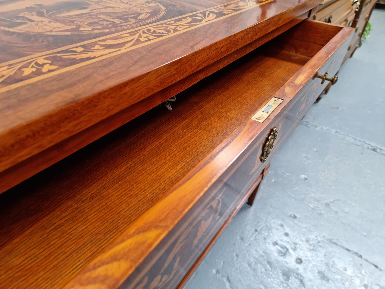 Neo Classical Style Italian superbly inlaid chest of drawers / Commode. In very good original detailed condition. Circa 1950's.