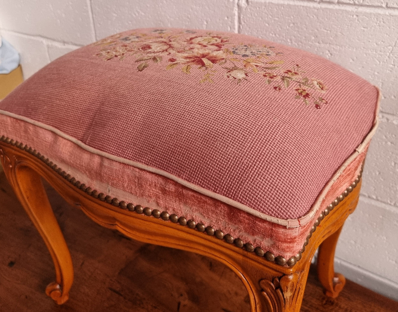 Beautiful French provincial stool with lovely floral tapestry. In used condition. Please see photos as they form part of the description.